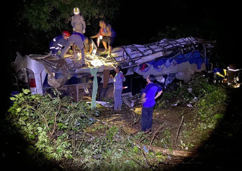 Ônibus cai em ribanceira e deixa 10 mortos e outros 21 feridos, em Sapopema — Foto: PRE