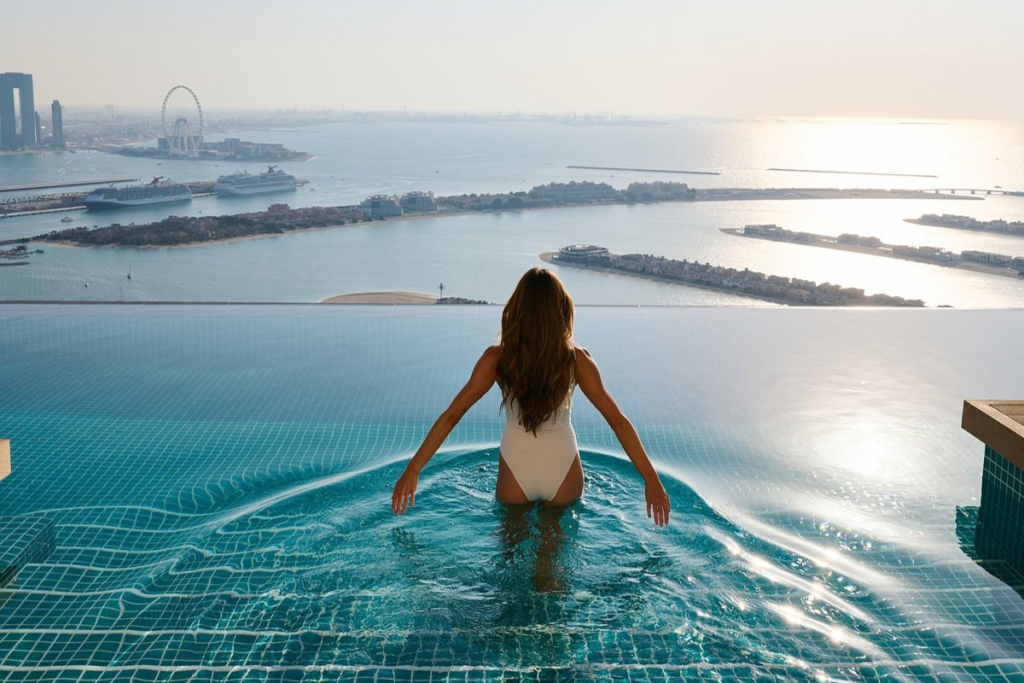 CoteNovoSeg seguro de vida, celular e viagem apresenta para curtir o roteiro de Dubai com foto de aure Skypool