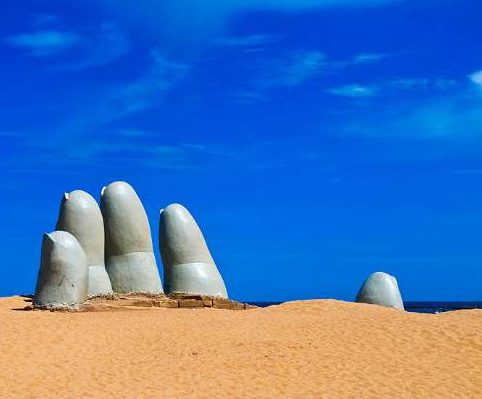 Cotenovoseg apresenta imagem de Los Dedos no Uruguai para viajar segurado