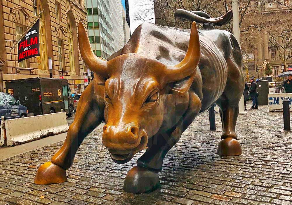 CoteNovoSeg seguro de vida, celular e viagem apresenta para curtir o roteiro em imagem do Charging Bull: O Touro de Wall Street